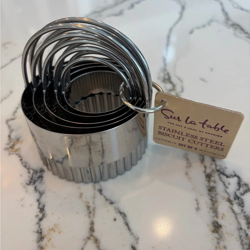 BUNDLE, NWT SUR LA TABLE 5 Pc.BISCUIT CUTTER SET and 14 ANN CLARK COOKIE CUTTERS